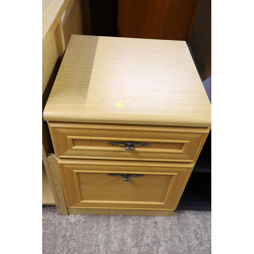 560 - Corner chest & bedside cabinet