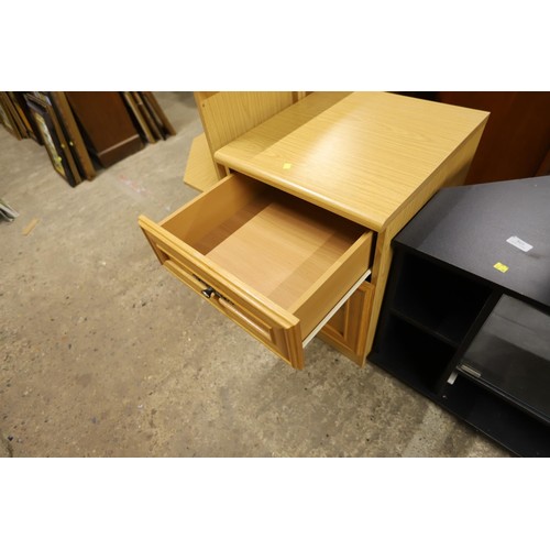 560 - Corner chest & bedside cabinet