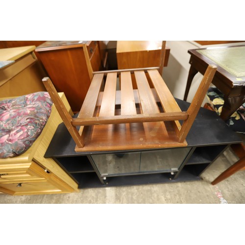 561 - Qty of misc, incl chairs, corner occasional table, ironing board, tea coffee table, etc