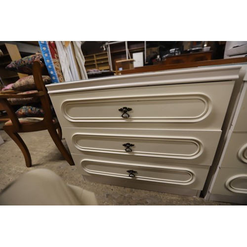 565 - White 3 drawer chest