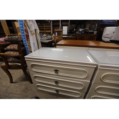 565 - White 3 drawer chest