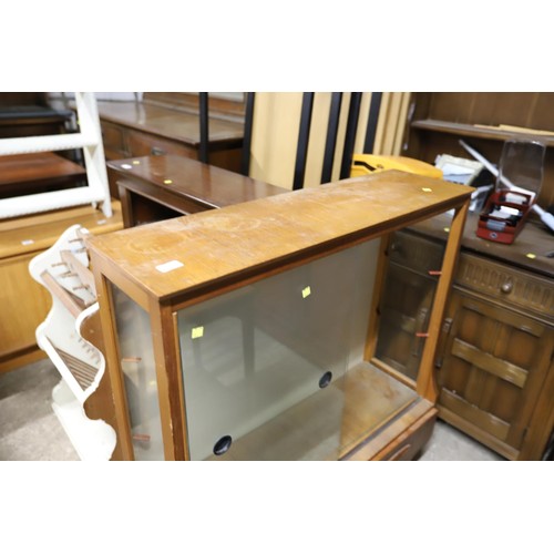 585 - Mid century display cabinet