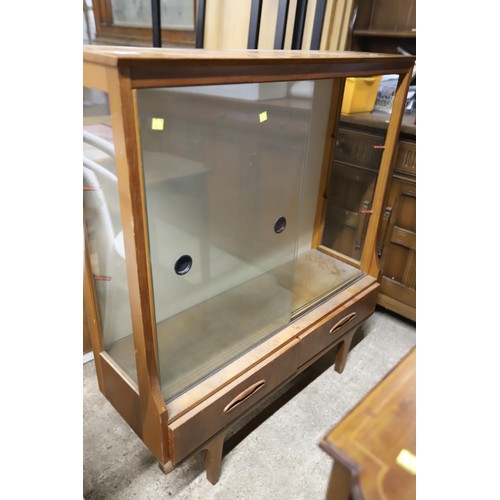 585 - Mid century display cabinet