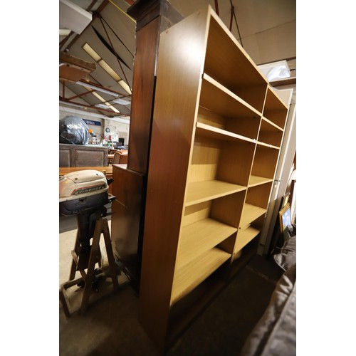 607 - 6' bookcase