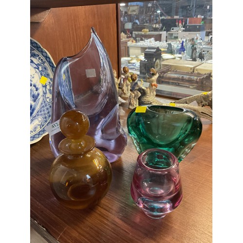 412 - 4 pieces of coloured glassware,