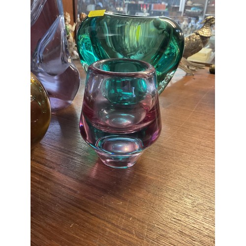 412 - 4 pieces of coloured glassware,