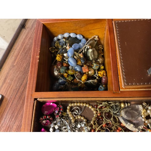 458 - Jewellery box & contents