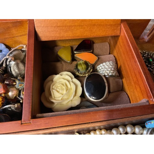 458 - Jewellery box & contents