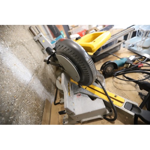 132 - DeWalt compound sliding mitre saw DW 712 LX