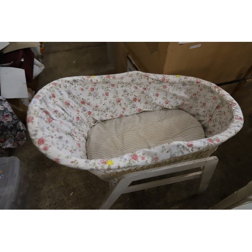 162 - Bassinet with the original horsehair mattress