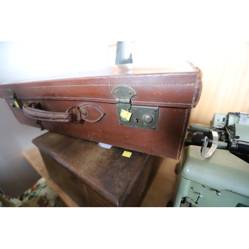 388 - Vintage leather suitcase with 2 keys