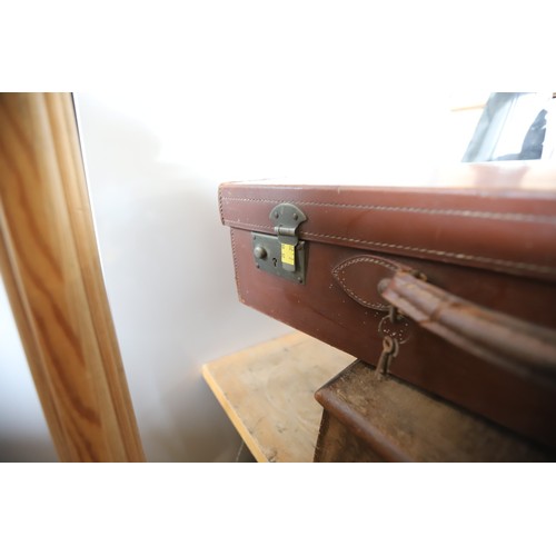 388 - Vintage leather suitcase with 2 keys