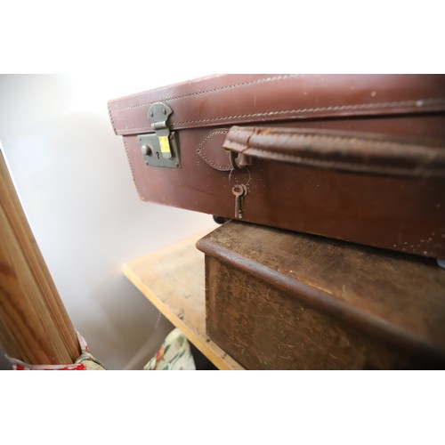 388 - Vintage leather suitcase with 2 keys