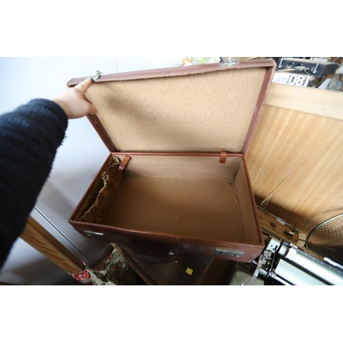 388 - Vintage leather suitcase with 2 keys