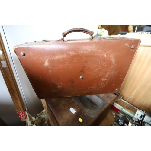 388 - Vintage leather suitcase with 2 keys