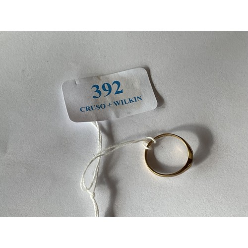 392 - 9ct gold ring 1.3gms