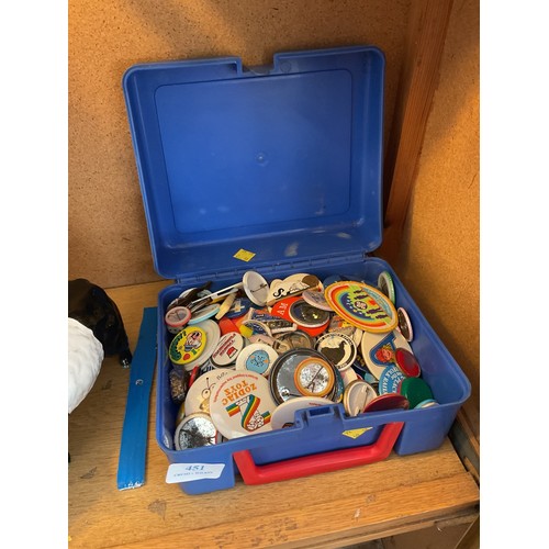 451 - Qty of vintage badges 70/80/90s in ET lunch box