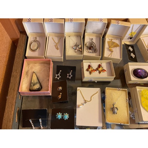 457 - Boxed jewellery