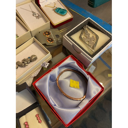 457 - Boxed jewellery