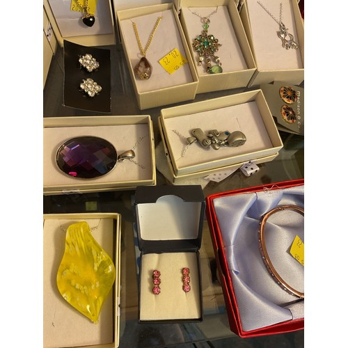 457 - Boxed jewellery