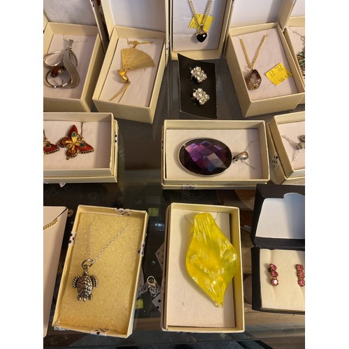 457 - Boxed jewellery