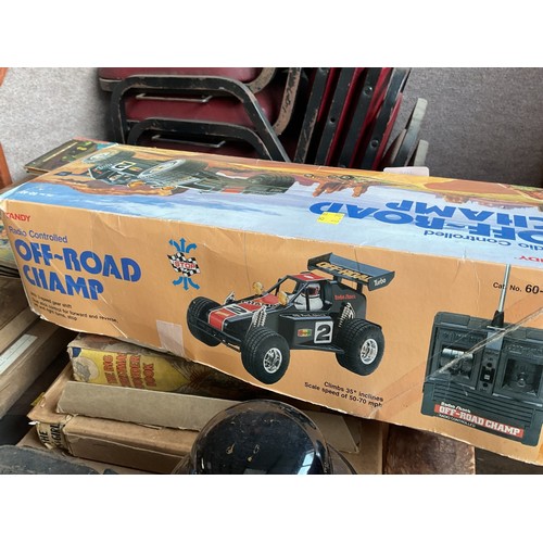 495 - 2 radio controlled toys