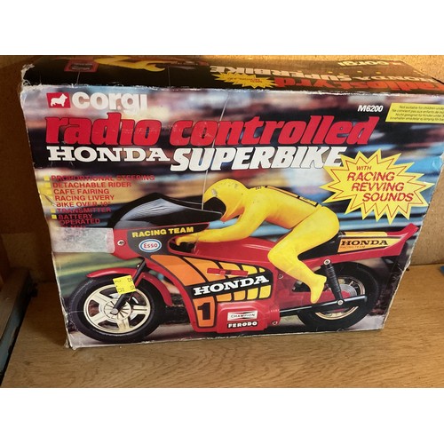 495 - 2 radio controlled toys