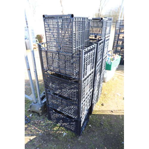 39 - 20 x black stacking crates