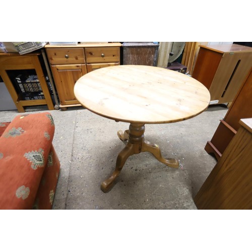 661 - Pine circular table