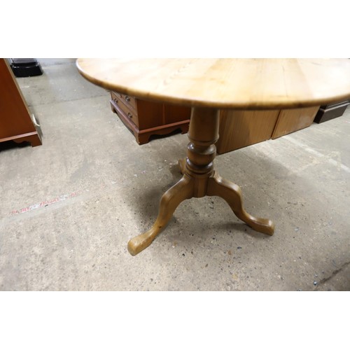 661 - Pine circular table