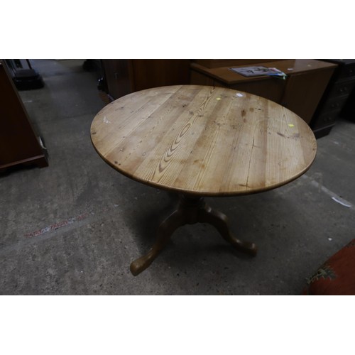 661 - Pine circular table