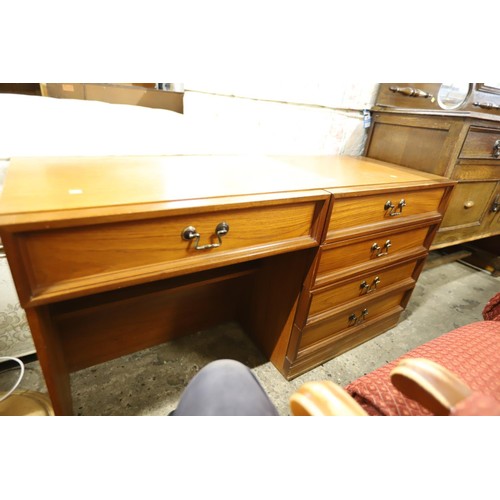 664 - Desk/dressing table