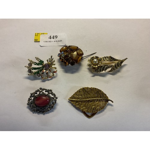 449 - 6 x various decorative brooches