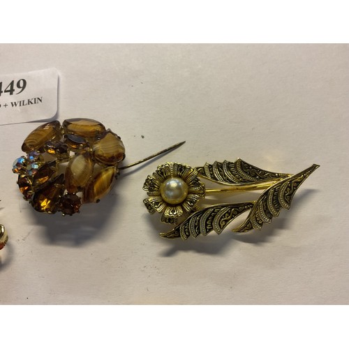 449 - 6 x various decorative brooches