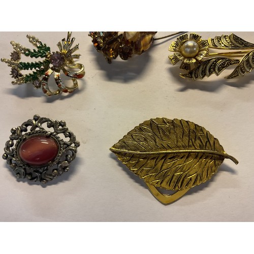 449 - 6 x various decorative brooches