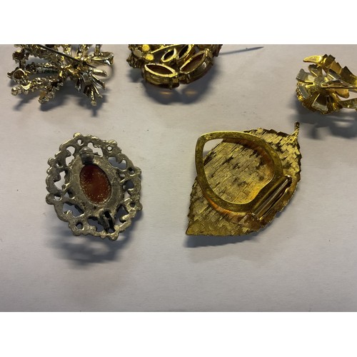 449 - 6 x various decorative brooches