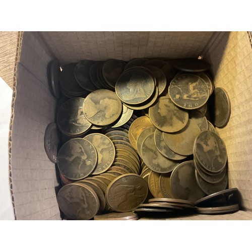 454 - Large quantity of Victorian and Elizabeth the second pennies etc