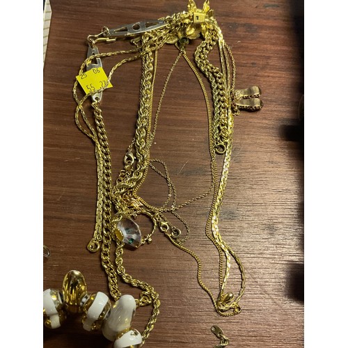 481 - Qty of various costume jewellery, incl necklaces, pearls, etc