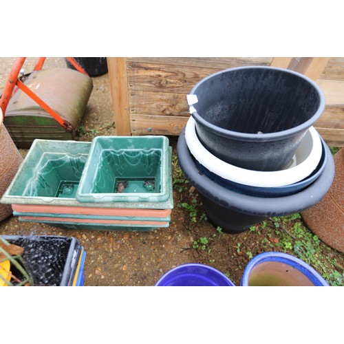 37 - Qty of plastic pots