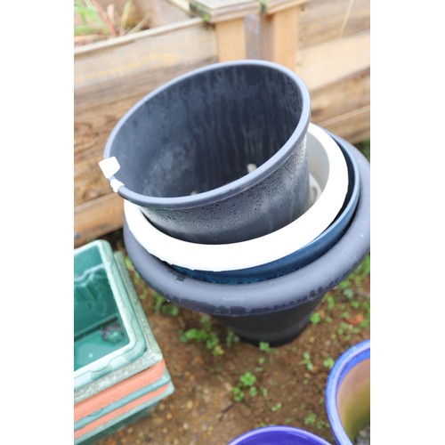 37 - Qty of plastic pots
