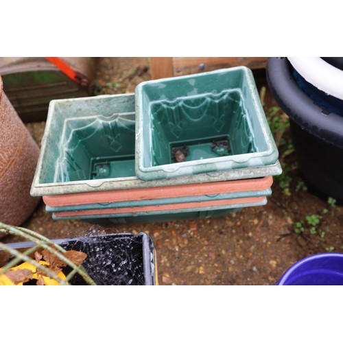 37 - Qty of plastic pots