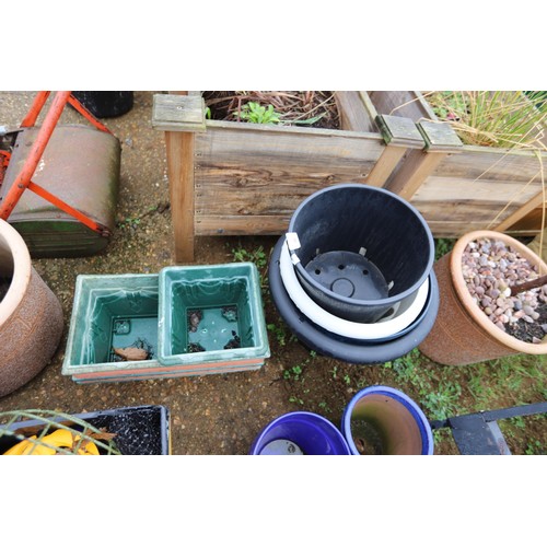 37 - Qty of plastic pots