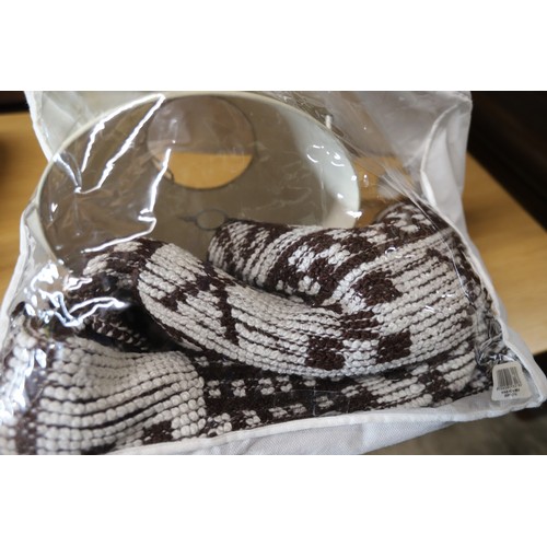 251 - 2 grecian rugs & lampshade