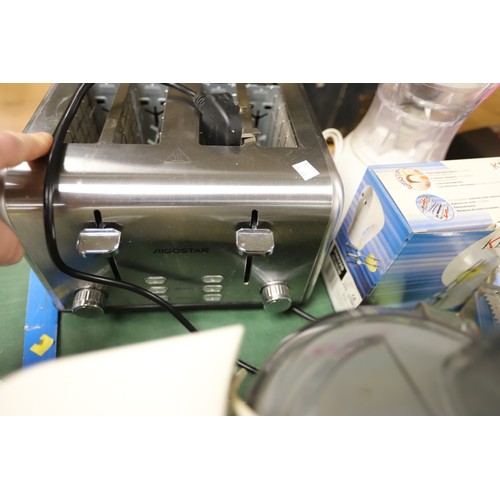 284 - Various kitchen appliances - warranted until 12 noon Tuesday following the above sale