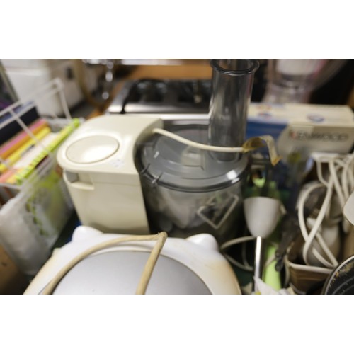 284 - Various kitchen appliances - warranted until 12 noon Tuesday following the above sale
