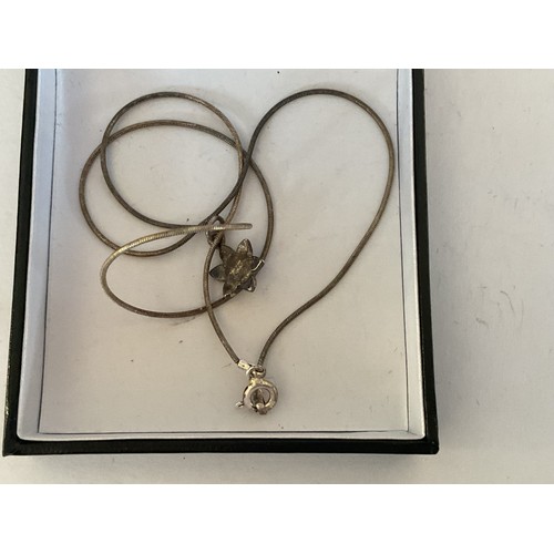 478 - Silver necklace with pendant