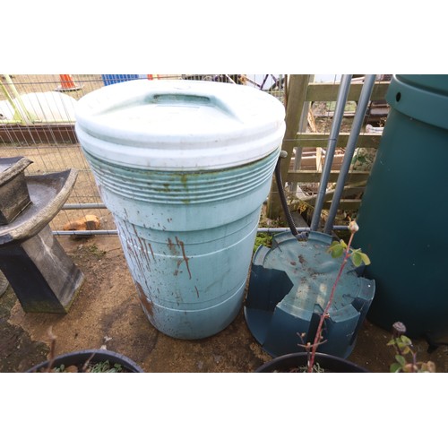 22 - Water butt & stand