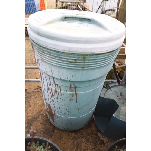 22 - Water butt & stand