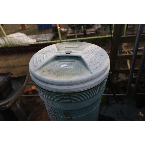22 - Water butt & stand