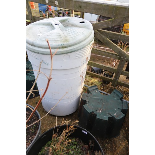 24 - Water butt & stand